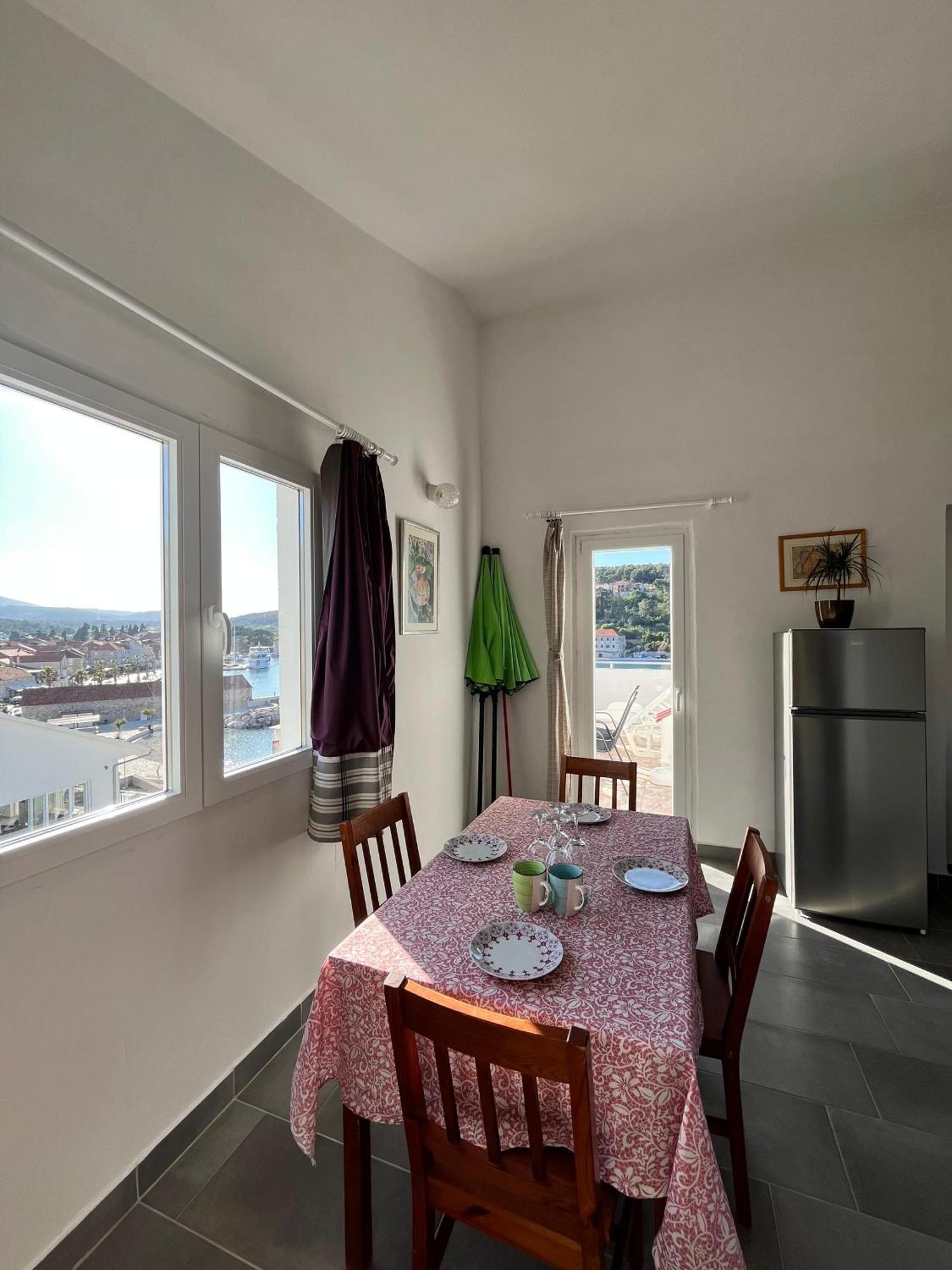 Apartments Peronja Jelsa Seafront Exteriör bild